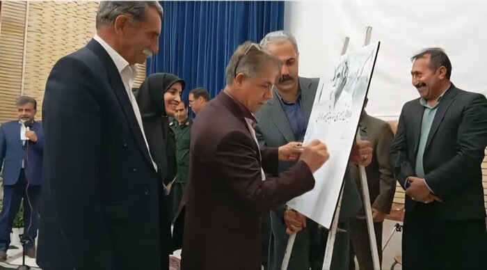 رونمایی از دیوان شعر گولزار/ ادبیات کُردی در دالاهو جان تازه گرفت