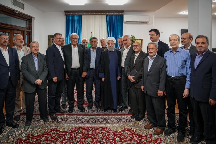 روحانی: ما میتوانیم هم نجنگیم، هم تسلیم نشویم/ باید رشد تورم را متوقف کرد