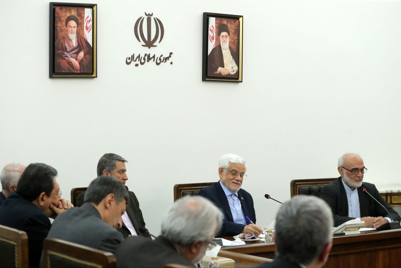 عارف: دولت و نهادهای عمومی یک هدف مشترک دارند/ باید دست ما در برابر دشمن پُر باشد
