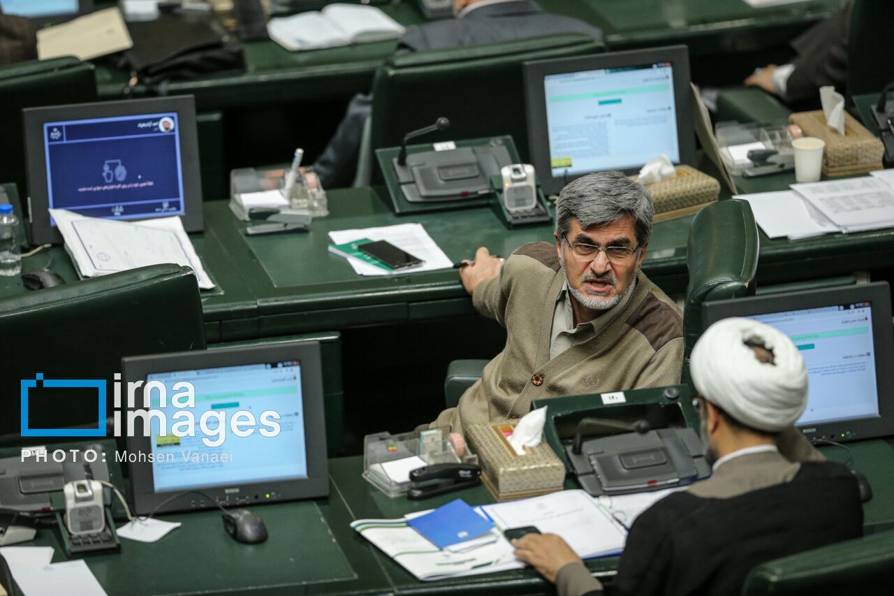 نماینده تهران:بودجه مجلس۷۴ هزار میلیارد ریال است/نیکزاد:حقوق نماینده نصف حقوق وزیر هم‌نیست