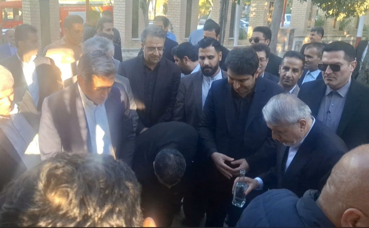 وزیر میراث فرهنگی به مقام شامخ شهدای کردستان ادای احترام کرد