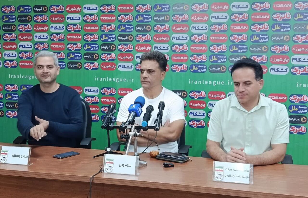 سرمربی تیم فوتبال شمس‌آذر به میزبانی در روزهای غیر تعطیل انتقاد کرد