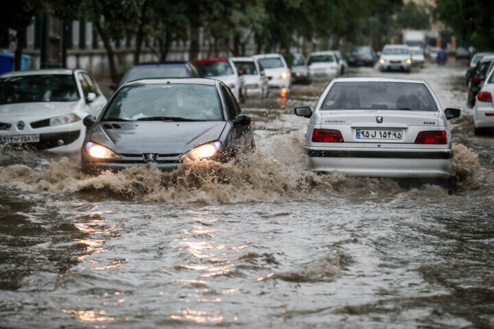 بارندگی شدید باعث آبگرفتگی معابر عمومی در غرب مازندران شد