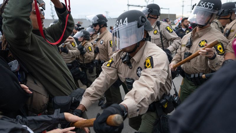جنگ ترامپ در داخل؛ درگیری و بازداشت ۱۵ نفر در شیکاگو
