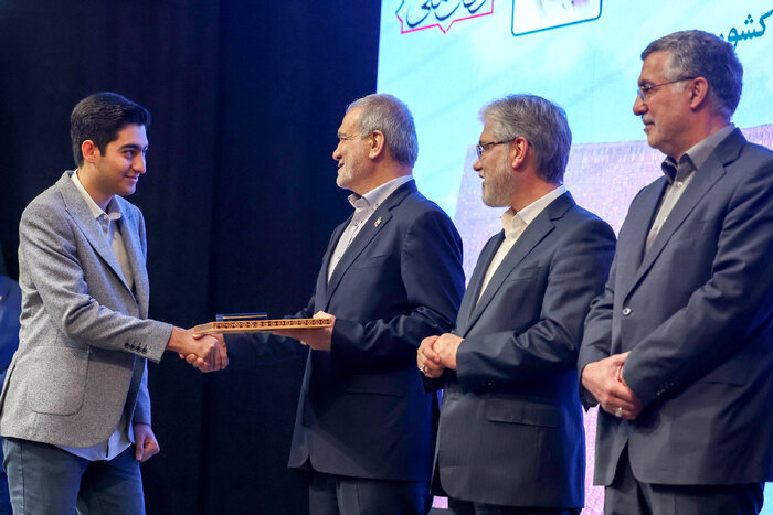 روزِ تکریم دانایی؛ مقابلِ دانشمندان، فارغ از باور و اعتقادشان سرخم کنیم