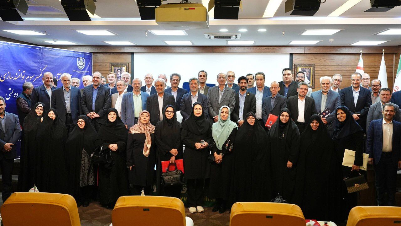 تربیت نیروی انسانی توانمند آموزشی با تکیه بر فناوری فرهنگی و دانش‌بنیان ها