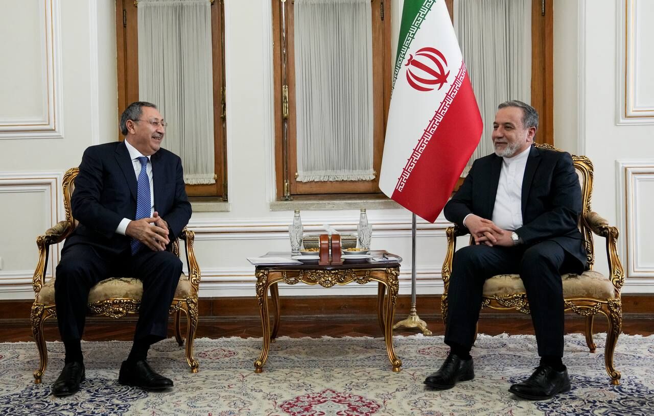 Iran FM, Azerbaijan representative discuss strengthening relations