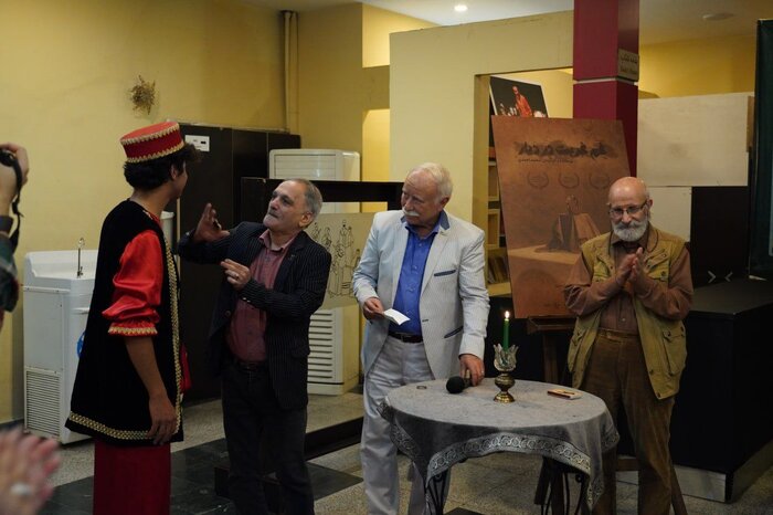 سیاهباز جوان با سوگند رخصت حضور در صحنه گرفت/برافروختن شمع نمایش «غم غربت در دیار»