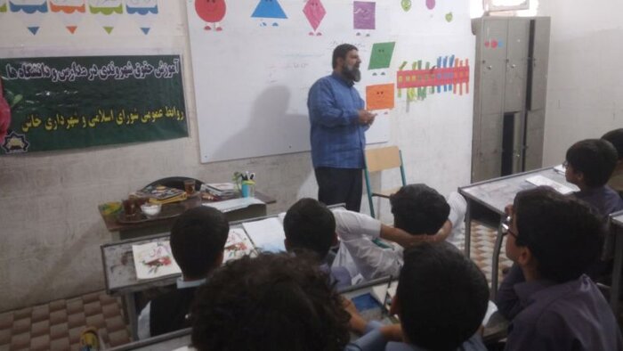 آموزش حقوق شهروندی و اصول ایمنی به هشت هزار دانش‌آموز خاشی