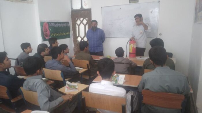 آموزش حقوق شهروندی و اصول ایمنی به هشت هزار دانش‌آموز خاشی