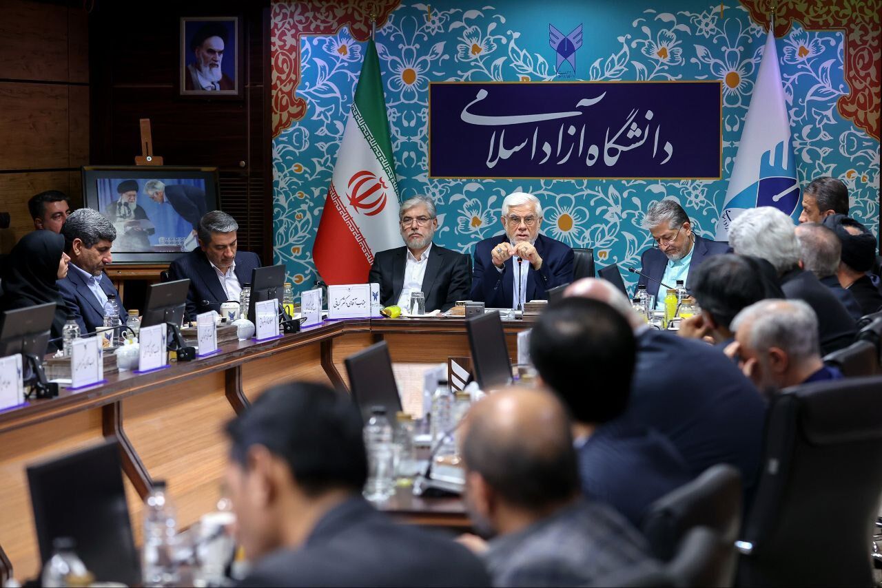 عارف: دانشگاه باید پژوهشمحور و جامعهمحور باشد