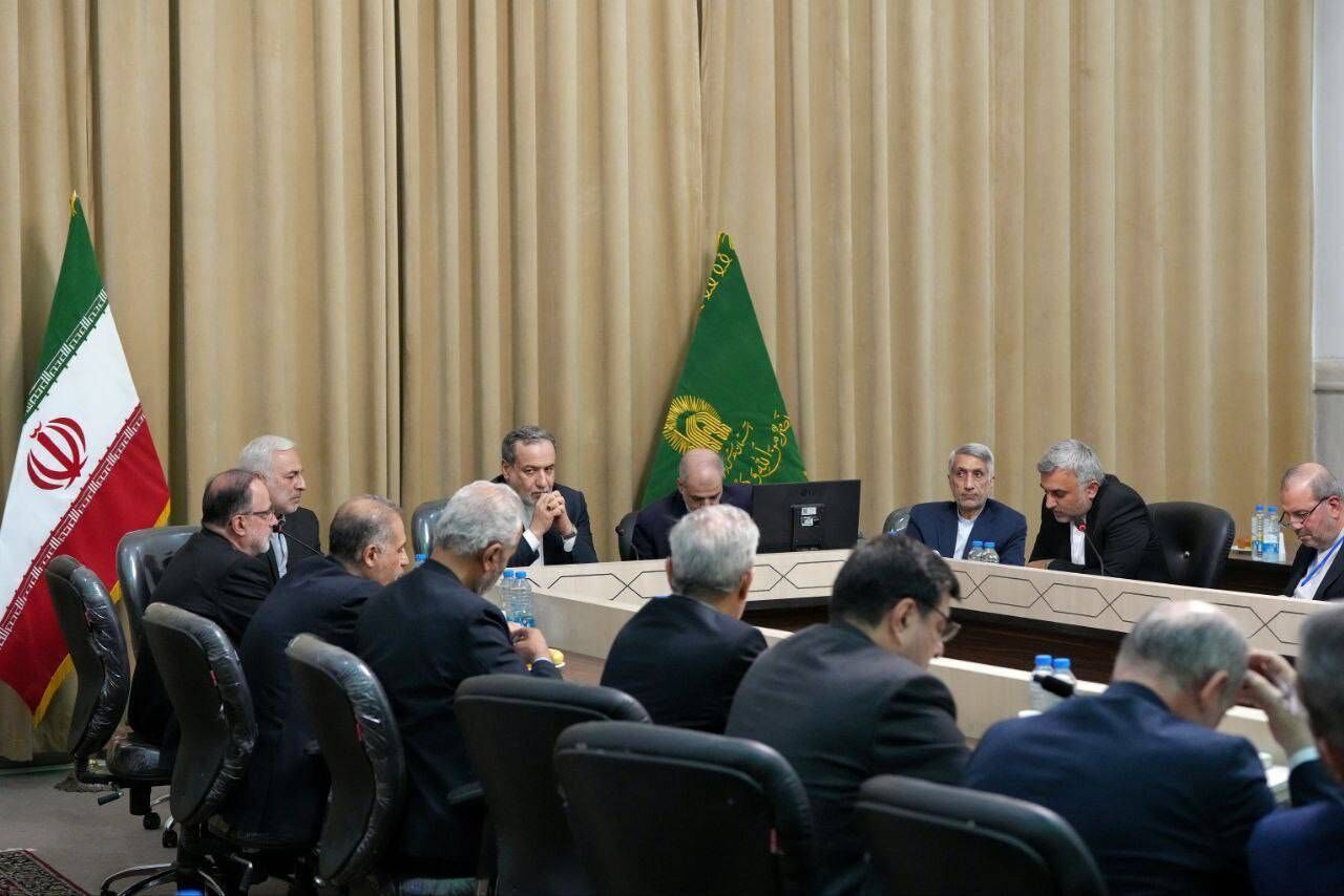 وزير الخارجية يلتقي عددا من سفراء ايران لدى الدول الجارة وزير الخارجية يلتقي عددا من سفراء ايران لدى الدول الجارة