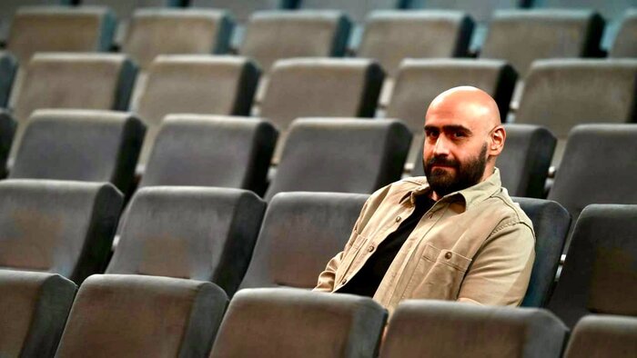 «خندیدن زیر مشت و لگد» قصه مسائل دختران امروز است/ الناز ملک در قامت کارگردان تئاتر