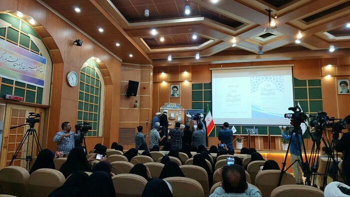 رهبر معظم انقلاب با امید به آینده کشور را به سمت پیشرفت هدایت میکنند