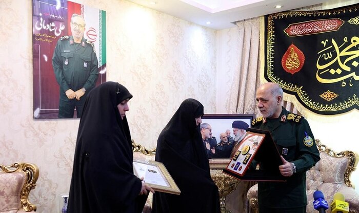 اعطای درجه سپهبدی به شهیدان غلامعلی رشید و علی شادمانی