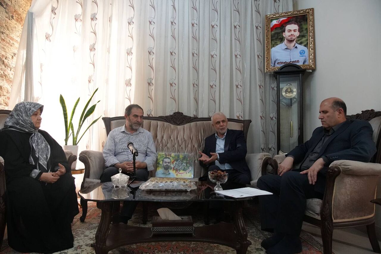 تکریم مقام شامخ خانوادههای شهدا وظیفه ذاتی دولت است/ ادامه راه شهدا با مقاومت و پایداری تکریم مقام شامخ خانوادههای شهدا وظیفه ذاتی دولت است/ ادامه راه شهدا با مقاومت و پایداری