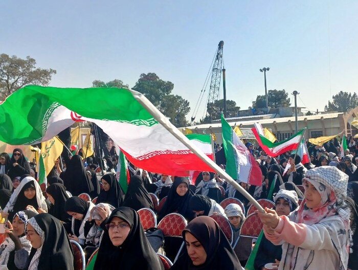 تجدید بیعت نوجوانان با "آرمان انقلاب" در بهشت‌زهرا(س) + فیلم