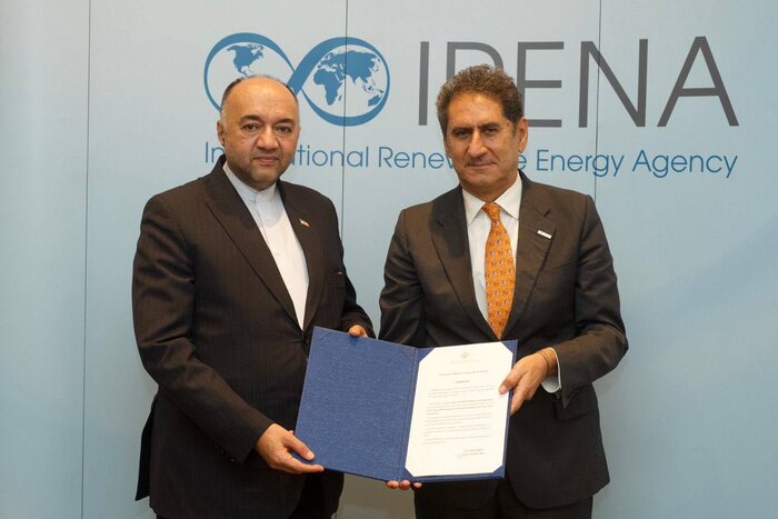 تقدیم استوارنامه نماینده ایران به مدیرکل آژانس بینالمللی انرژیهای تجدیدپذیر