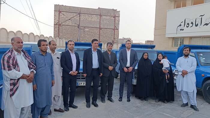 تحویل ۵ دستگاه خودروی حمل زباله به دهیاری‌های منطقه سیستان + فیلم