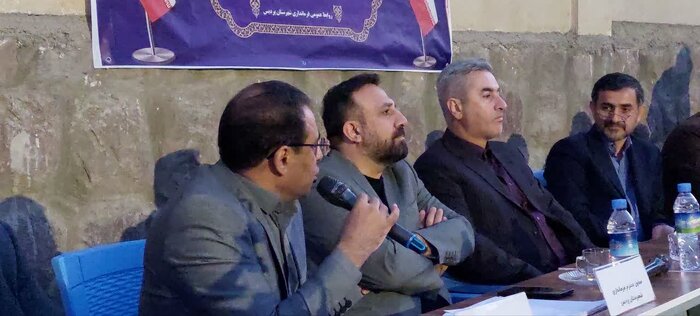 برگزاری میز خدمت بخشی از تعهد مسئولان برای پاسخگویی به مردم است