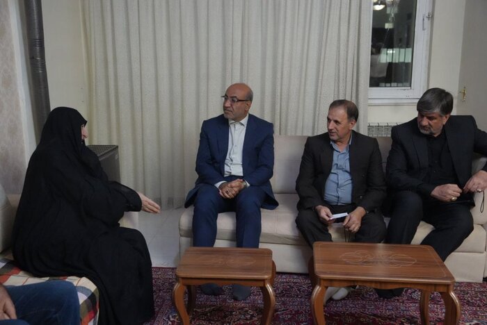 ادای احترام استاندار کرمانشاه به ۲ برادر شهید دانش‌آموز و جانباز ۷۰ درصد دفاع مقدس