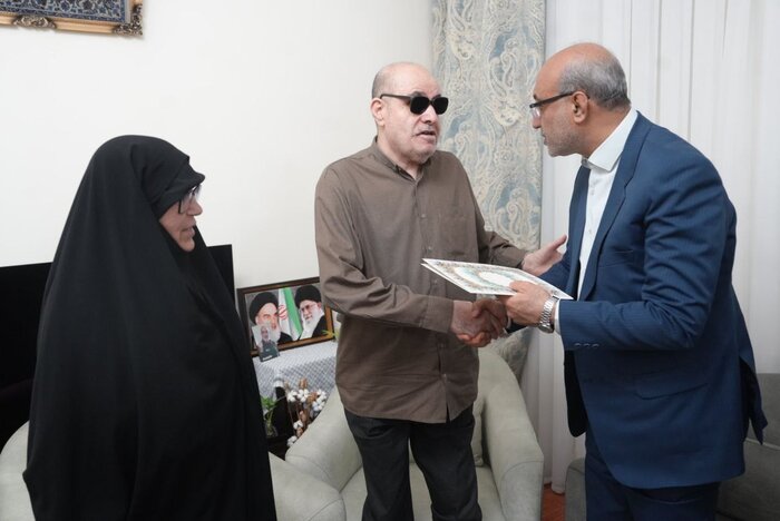 ادای احترام استاندار کرمانشاه به ۲ برادر شهید دانش‌آموز و جانباز ۷۰ درصد دفاع مقدس