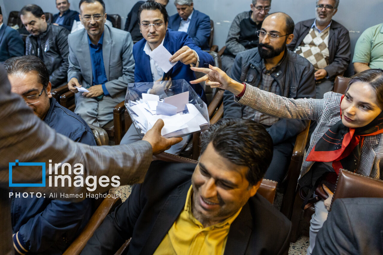 یک انجمن و نام‌هایی که بر تارک دفتر روزنامه‌نگاری آذربایجان‌شرقی می‌مانند