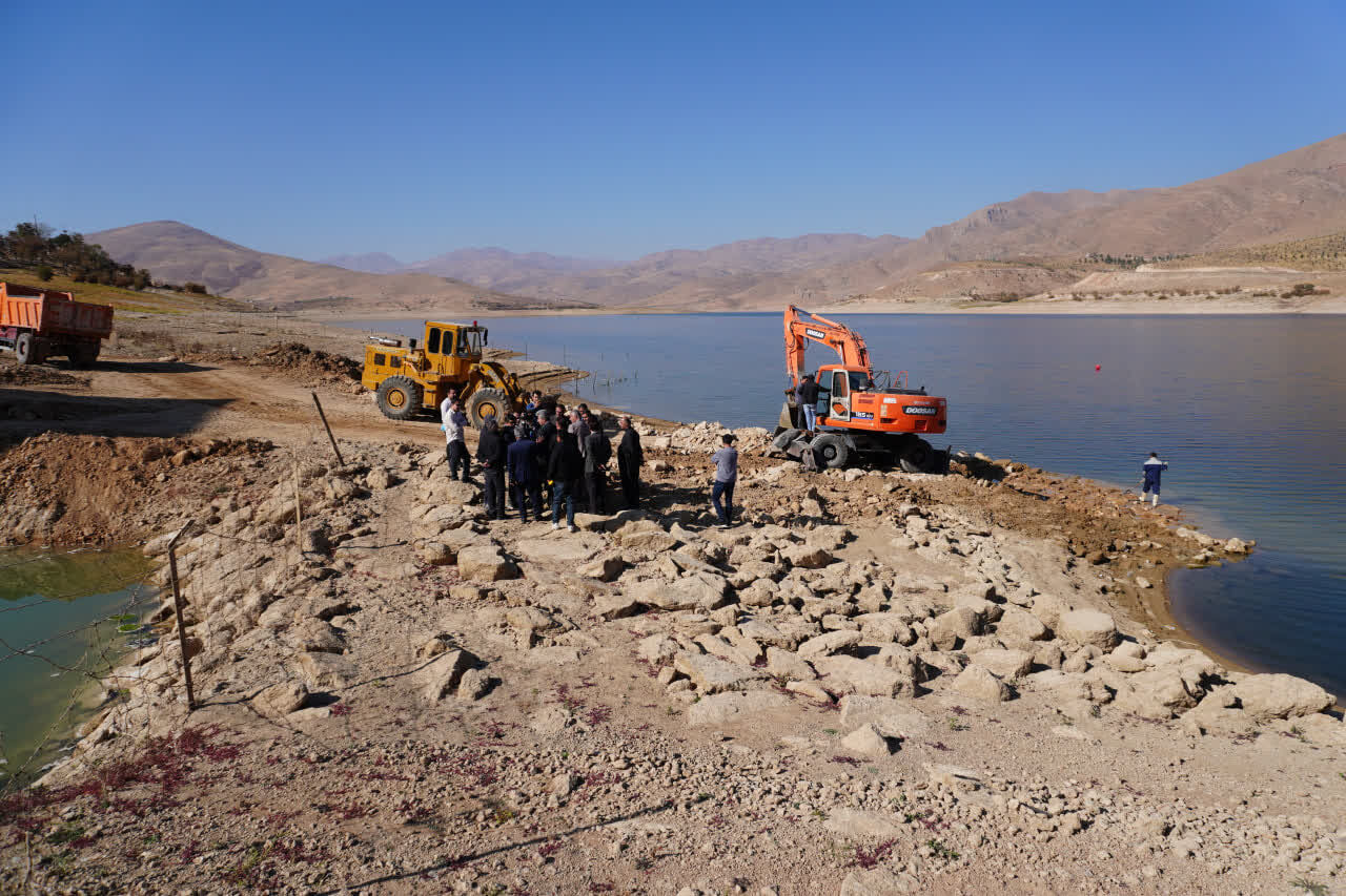 ساخت سکوی تازه برای برج آبگیر از سد مهاباد آغاز شد