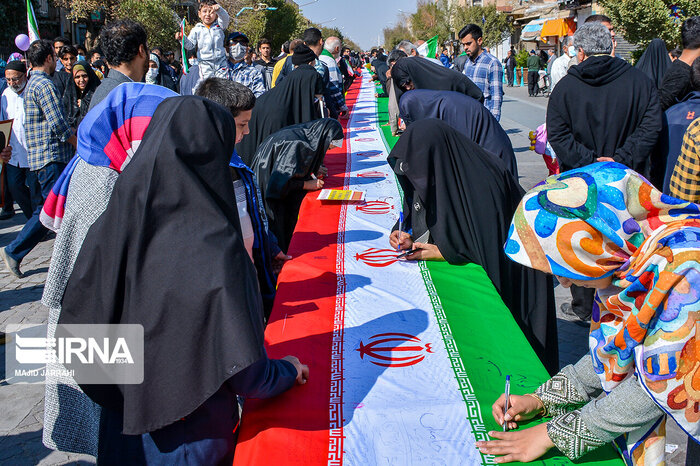 ۱۳ آبان، نماد ایستادگی یک ملت