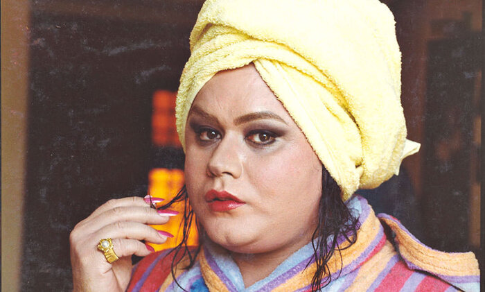 ۱۰ مرد زنپوش سینمای ایران/ از رکورد داری اکبر عبدی تا «خانم والده» عطاران+ تیزر