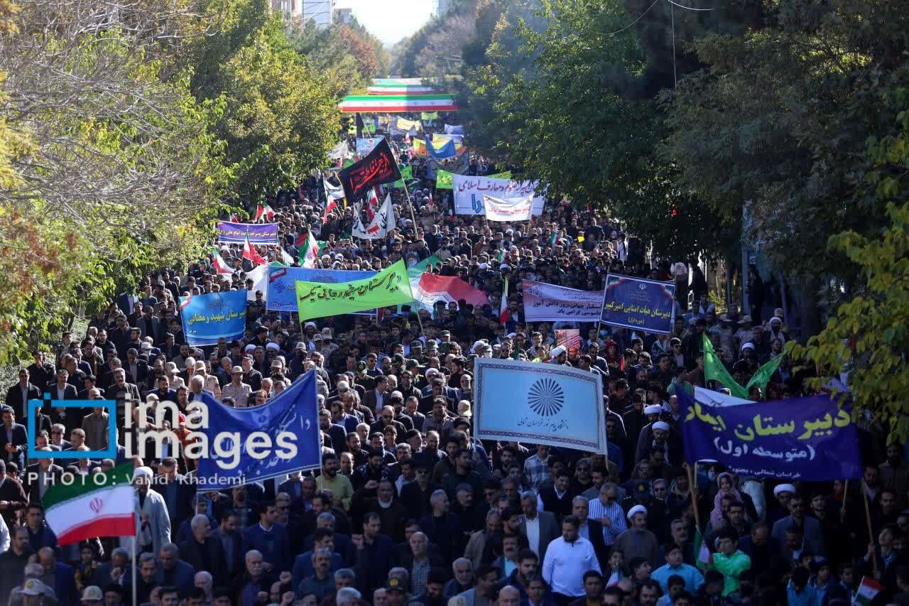فیلم| هم‌صدایی نسل‌ها در خیابان‌های بجنورد؛ از انقلاب تا امروز