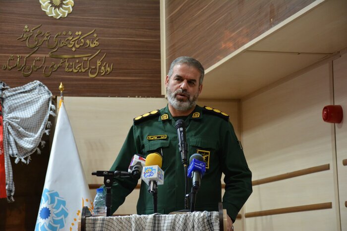 همسفر آتش و برف؛روایتی از ایمان‌وایثار در آیینه کتاب/گرامیداشت شهید قهاری سعید در کرمانشاه