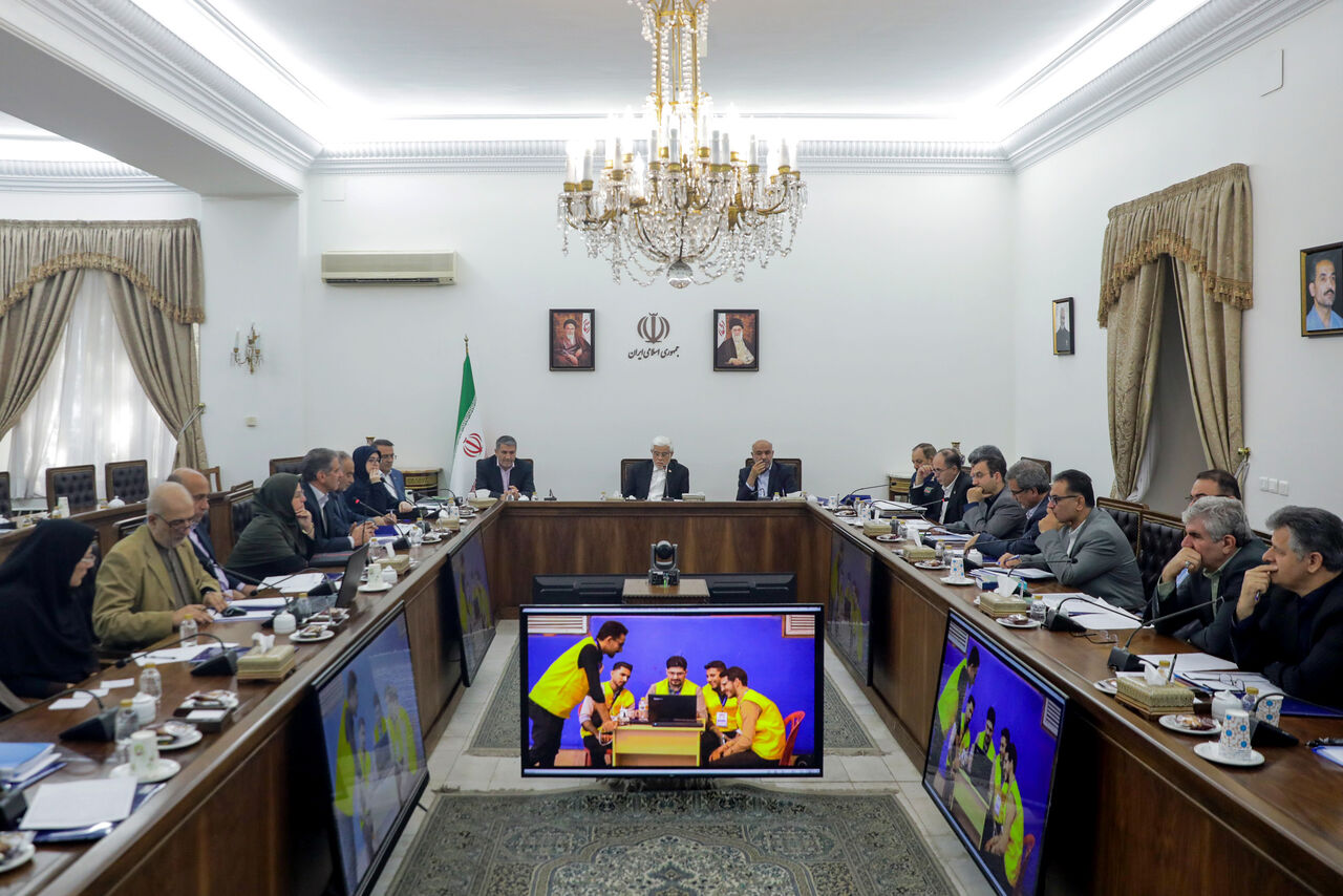 عارف: تمركز دولت بر فناوري هاي پيشرفته، مهارت آموزي و آموزش وپرورش است