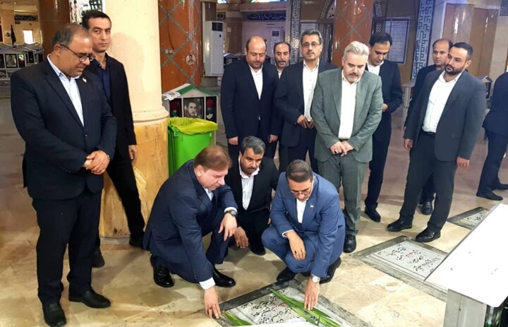 معاون رییس جمهور به شهدای بوشهر ادای احترام کرد