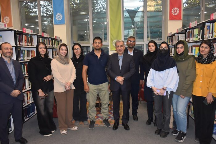 پاتوقی برای شنیدن؛ نجواهای بیپرده جوانان شیرازی با معاون استاندار فارس