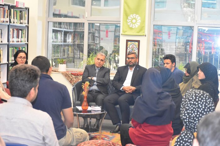 پاتوقی برای شنیدن؛ نجواهای بیپرده جوانان شیرازی با معاون استاندار فارس