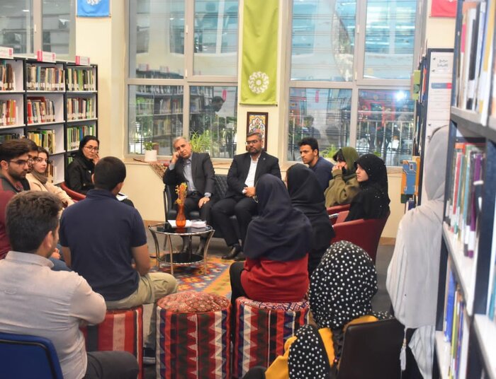 پاتوقی برای شنیدن؛ نجواهای بی‌پرده جوانان شیرازی با معاون استاندار فارس