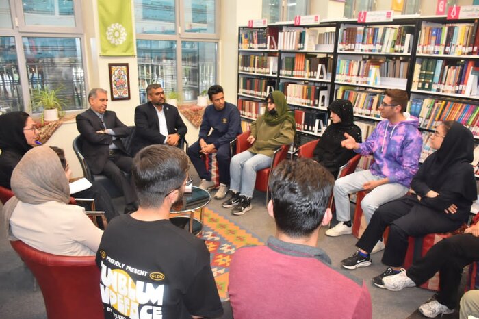 پاتوقی برای شنیدن؛ نجواهای بی‌پرده جوانان شیرازی با معاون استاندار فارس