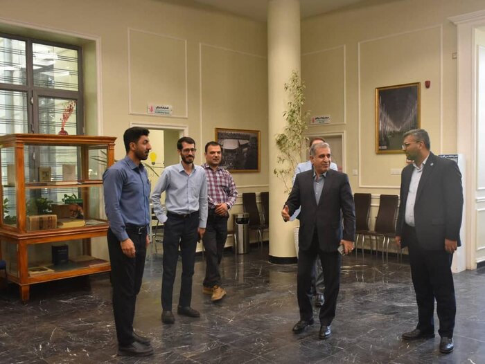 پاتوقی برای شنیدن؛ نجواهای بیپرده جوانان شیرازی با معاون استاندار فارس