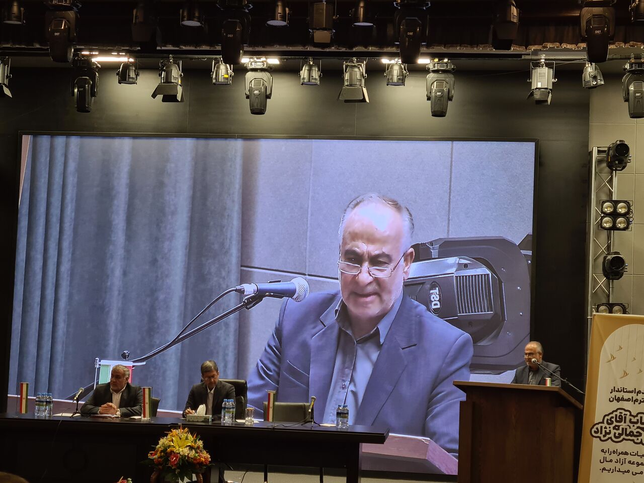 نماینده مردم لنجان: اولویت صنایع لنجان باید استخدام نیروهای محلی باشد