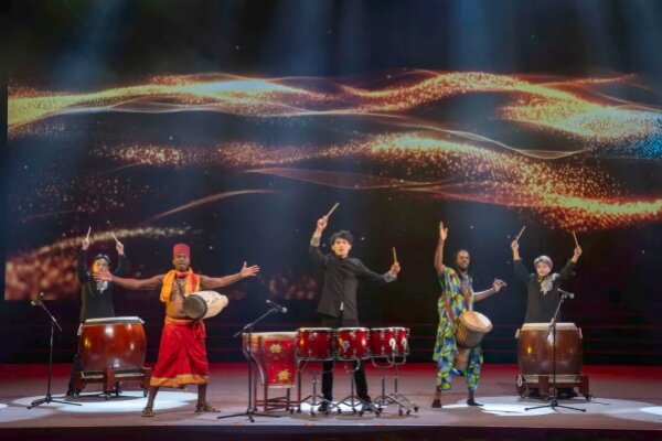 اجرای برنامه هنری توسط هنرمندان کنیایی و محلی 