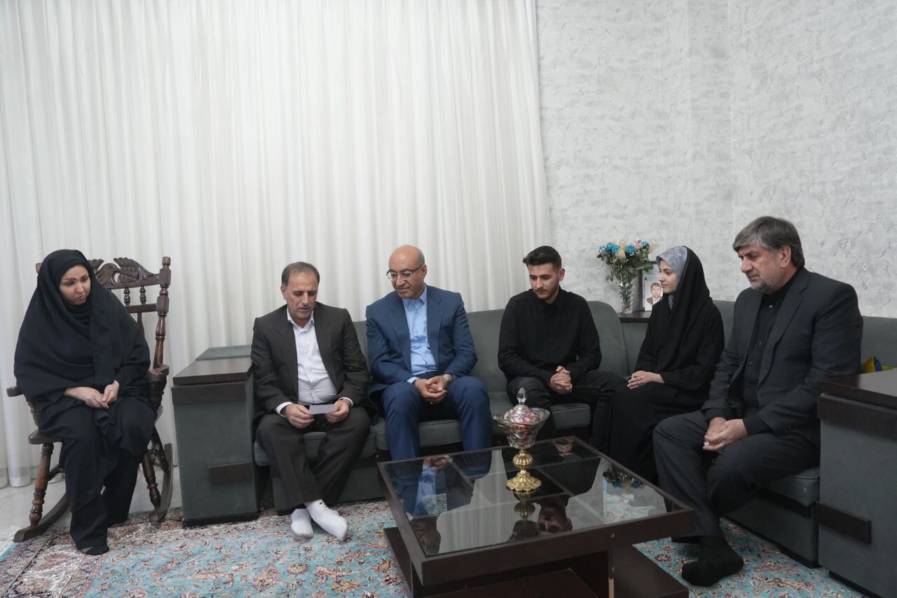 ادای احترام استاندار کرمانشاه به خانواده شهید «احمد محمدی»