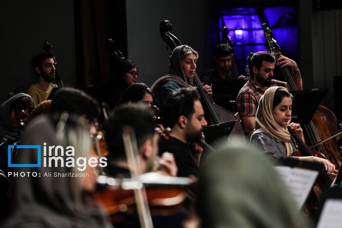 نخستین زنی که چوب رهبری ارکستر سمفونیک تهران را به دست گرفت/روایت «دیار سیمرغ»