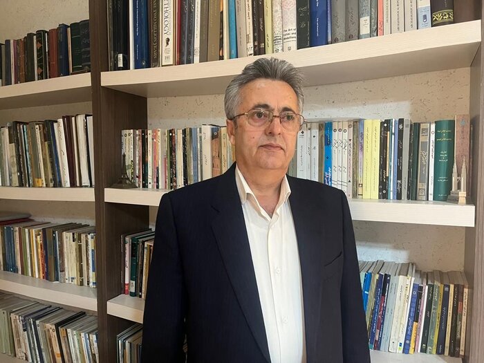 استاد دانشگاه: مجسمه میدان انقلاب تهران باید اصلاح شود