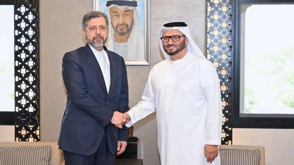 مساعد وزير الخارجية يجري محادثات مع مستشار الرئيس الاماراتي مساعد وزير الخارجية يجري محادثات مع مستشار الرئيس الاماراتي