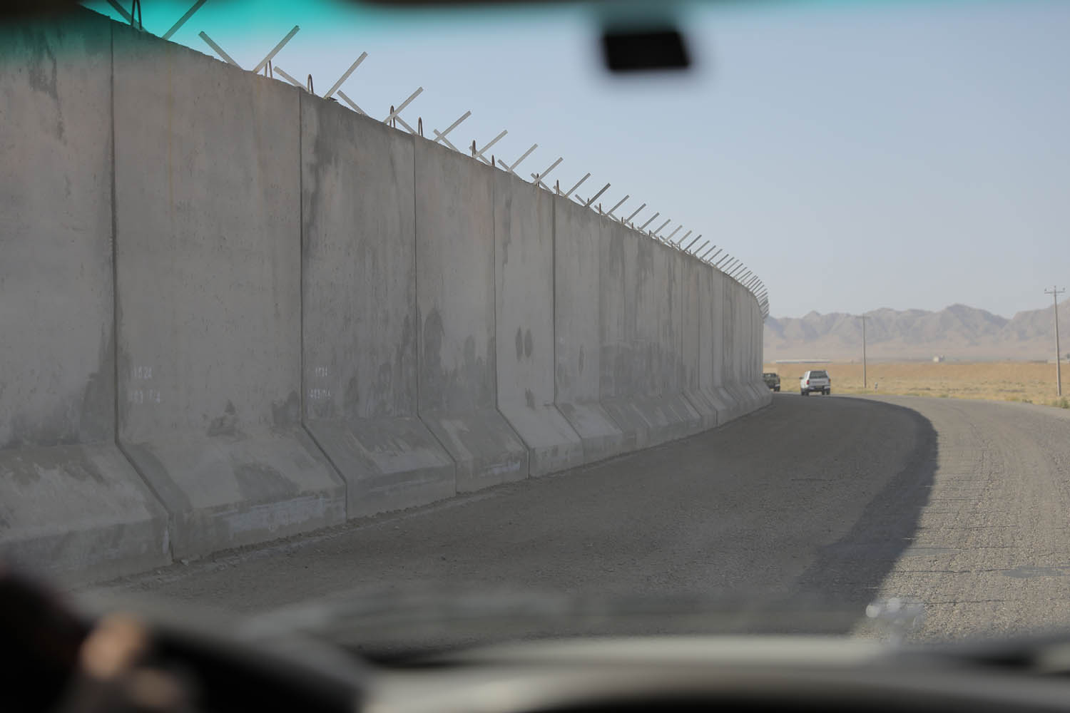 فرمانده کل ارتش: یگان‌های نیروی زمینی با همه توان از مرزها محافظت می‌کنند