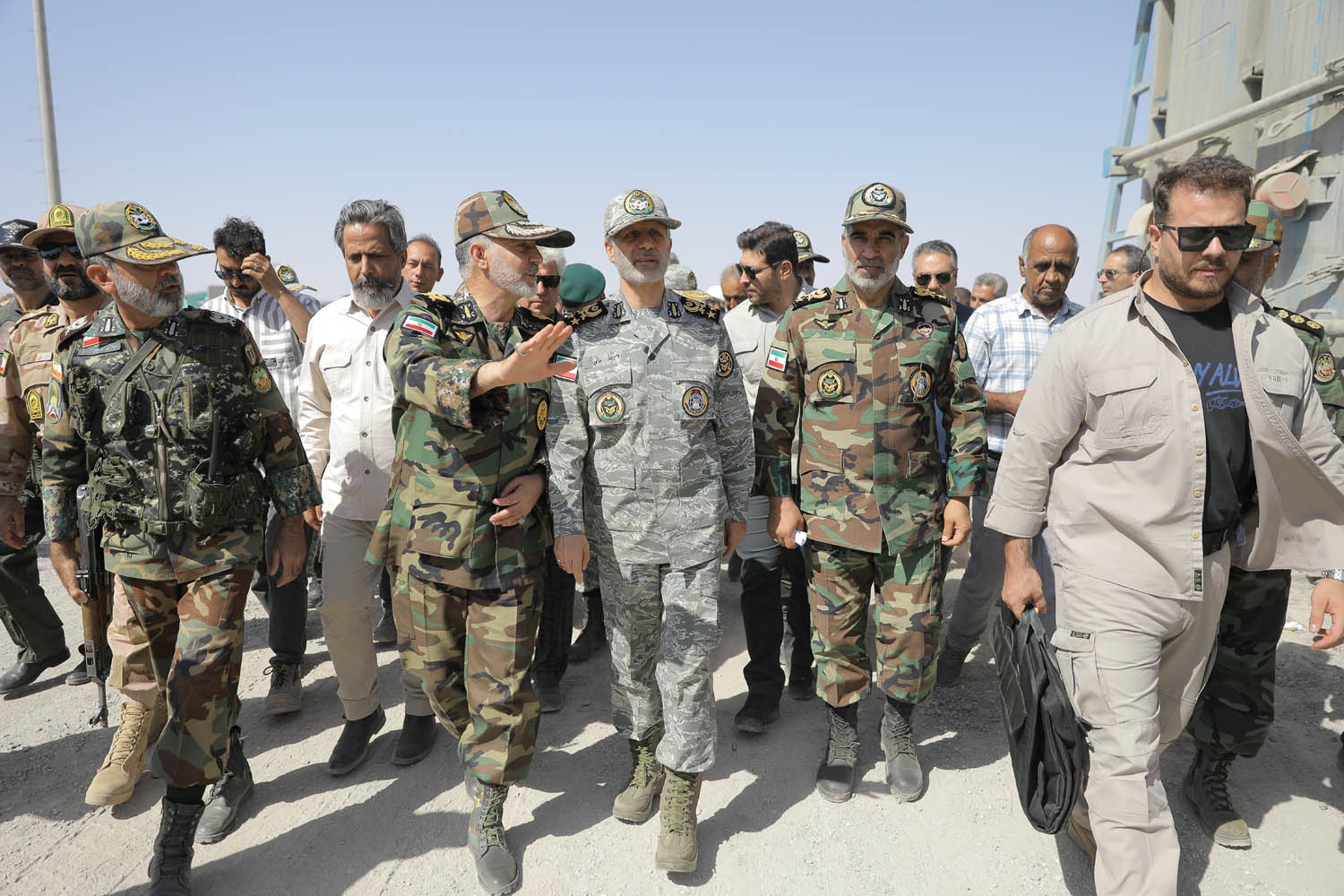 فرمانده کل ارتش: یگانهای نیروی زمینی با همه توان از مرزها محافظت میکنند