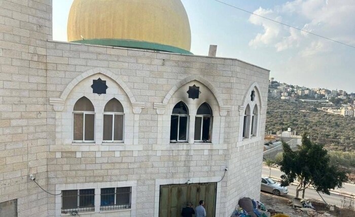 شهرکنشینان صهیونیست مسجدی را در کرانه باختری آتش زدند+ عکس