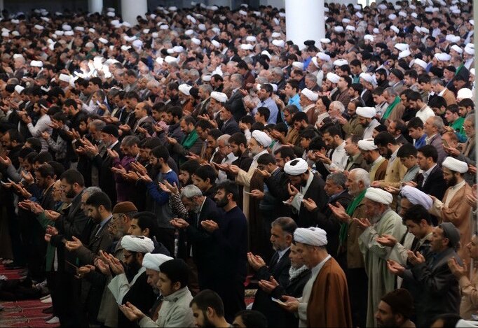 مردم قم با دعا و نیایش بارش رحمت الهی را طلب کردند