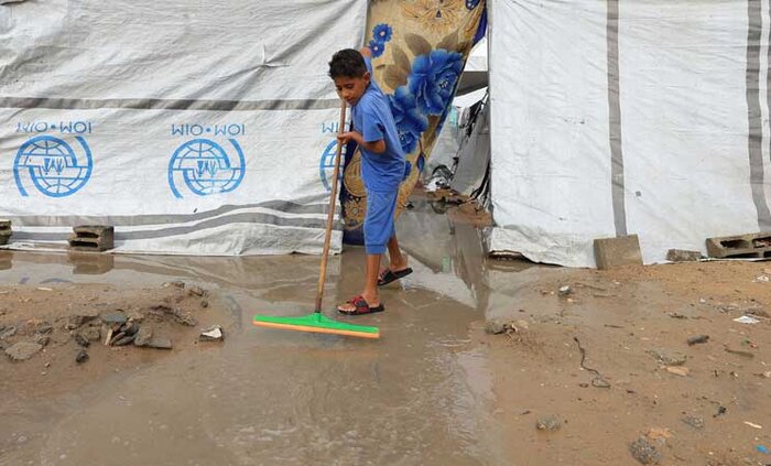 چادرهای غزه زیر باران؛ کودکان در سرما می‌لرزند + فیلم و عکس